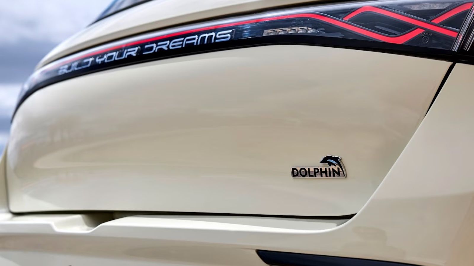 Εξωτερικά, το Dolphin DM-i διατηρεί τις διαστάσεις της αμιγώς ηλεκτρικής έκδοσης.